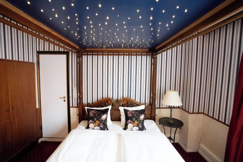 Suite, Bathtub | Desk, iron/ironing board, cribs/infant beds, free WiFi