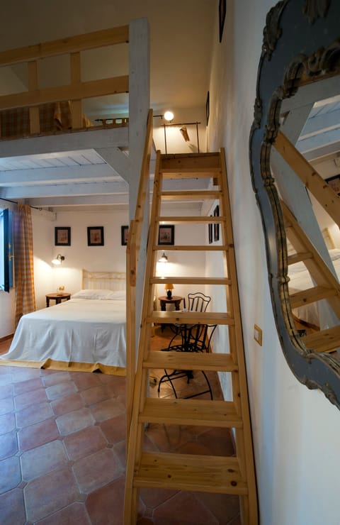 Minibar, in-room safe, desk, free WiFi