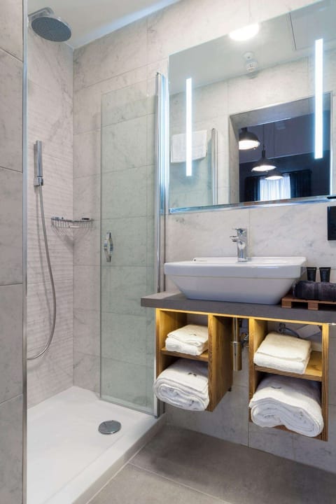 Deluxe Double or Twin Room | Bathroom | Shower, free toiletries, hair dryer, towels