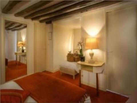 Hypo-allergenic bedding, in-room safe, desk, blackout drapes