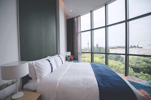 Standard Room, 1 King Bed (Minifridge) | Premium bedding, down comforters, in-room safe, desk