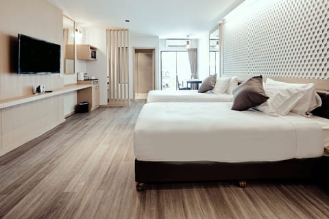 Junior Suite Twin Room | In-room safe, blackout drapes, free WiFi, bed sheets