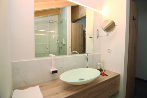 Exclusive Double Room, Balcony | Bathroom | Shower, hair dryer, towels