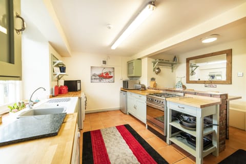 Luxury House | Private kitchen | Oven, dishwasher, electric kettle, toaster