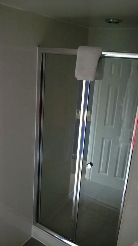 Comfort Twin Room, 2 Twin Beds | Bathroom shower