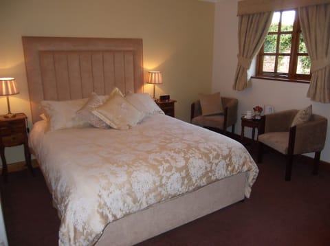 King Room | Desk, iron/ironing board, cribs/infant beds, rollaway beds