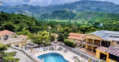 2 outdoor pools