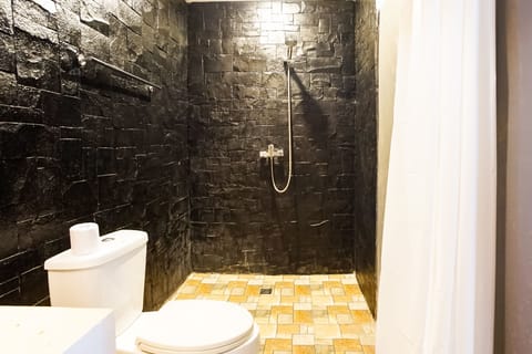 Standard Room | Bathroom | Shower, free toiletries, towels