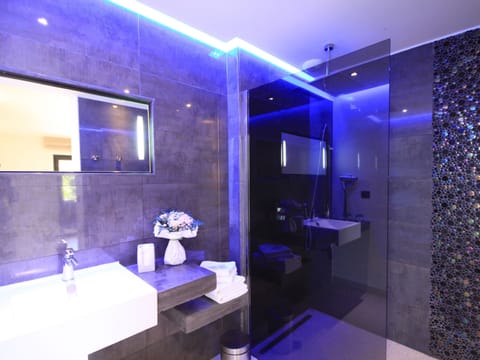 Deluxe Double Room, Private Bathroom | Bathroom