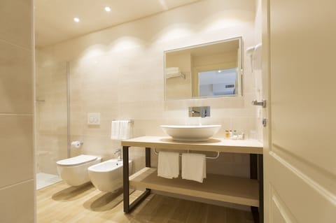Double Room (Splendid ) | Bathroom | Free toiletries, hair dryer, slippers, bidet
