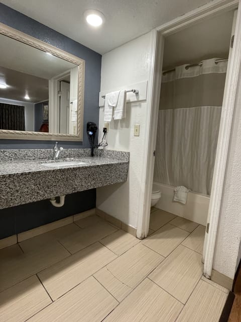 Deluxe Room, 2 Double Beds, Smoking | Bathroom | Combined shower/tub, free toiletries, towels