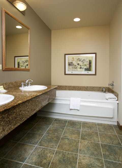 The Lodge at Cedar River, Shanty Creek Resort : One-Bedroom Suite | Bathroom | Towels