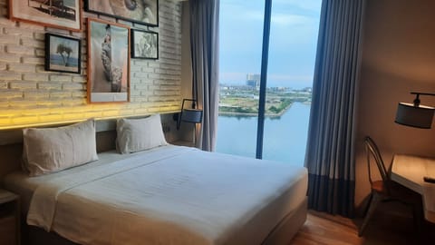 Superior Double Room, 1 Queen Bed, Non Smoking, Sea View | Desk, WiFi (free), bed sheets