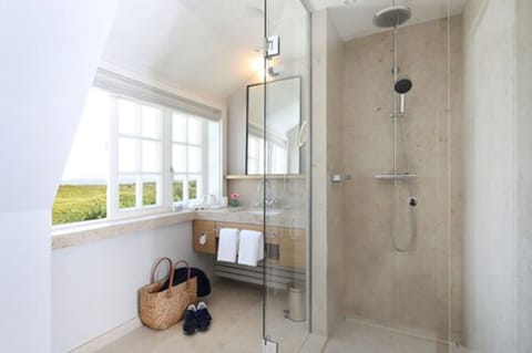 Standard Room, 1 Double Bed | Bathroom | Shower, free toiletries, towels