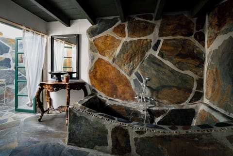 Standard Room, 1 Queen Bed (Naish House) | Bathroom | Shower, free toiletries, hair dryer, bathrobes