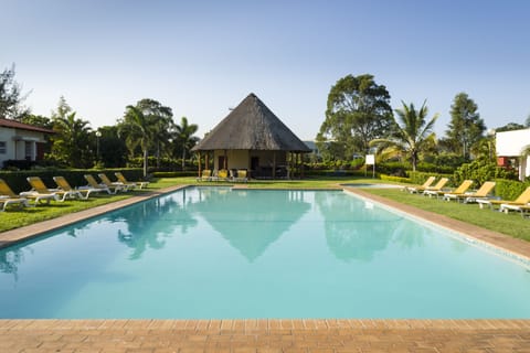 2 outdoor pools