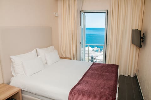 Suite, Sea View | Minibar, in-room safe, desk, soundproofing