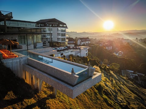 Couples treatment rooms, sauna, hot tub, steam room, hydrotherapy