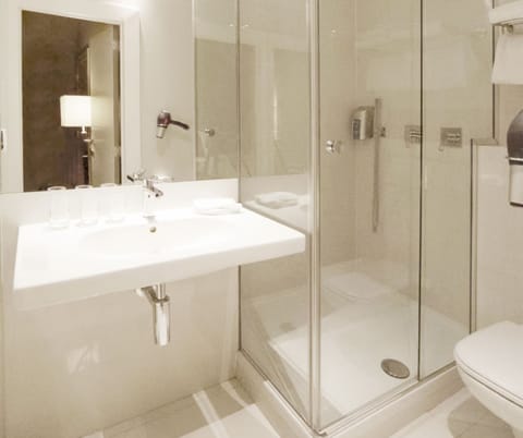 Comfort Double or Twin Room | Bathroom | Shower, rainfall showerhead, free toiletries, hair dryer