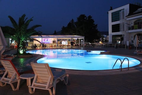 Outdoor pool, pool umbrellas, sun loungers