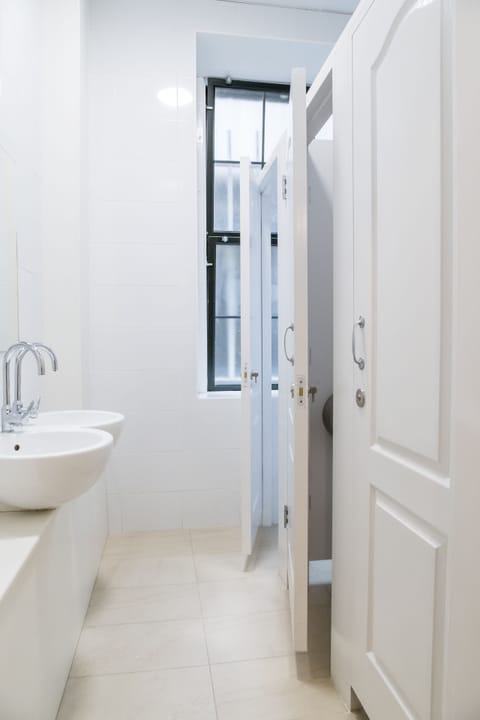 Superior Room (Private) | Bathroom | Shower, rainfall showerhead, hair dryer