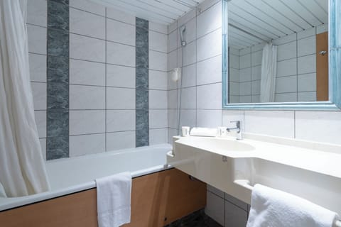 Standard Double Room, Mobility Accessible, Garden View | Bathroom | Bathtub, free toiletries, hair dryer, towels