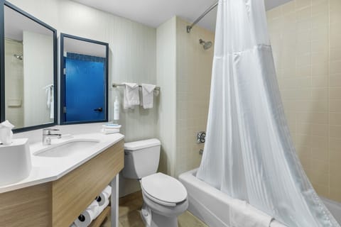 Combined shower/tub, free toiletries, hair dryer, towels