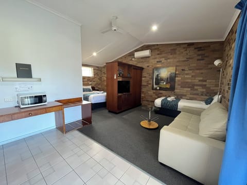 Executive Suite, 1 Bedroom, Non Smoking, Jetted Tub | Premium bedding, desk, laptop workspace, iron/ironing board