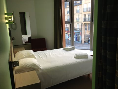 Desk, soundproofing, iron/ironing board, free WiFi