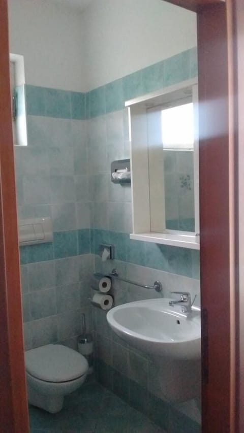 Double Room, Lake View | Bathroom | Shower, free toiletries, hair dryer, bidet