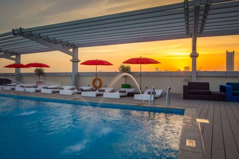 Outdoor pool, pool umbrellas, sun loungers