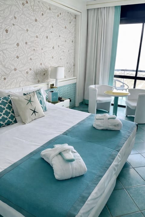 Executive Room | Minibar, in-room safe, individually furnished, desk