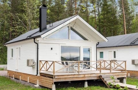 Deluxe Cabin (Excluding Towels, Sheets, Cleaning) | Terrace/patio