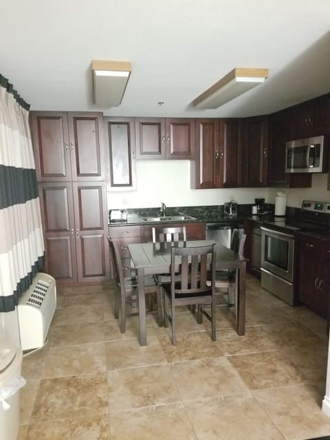 Efficiency, Suite, 1 King Bed, Non Smoking | Private kitchenette | Fridge, microwave, coffee/tea maker