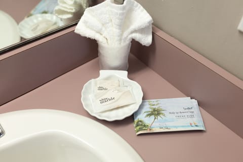 Standard Room, 1 King Bed | Bathroom | Combined shower/tub, free toiletries, hair dryer, towels