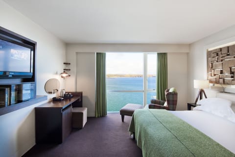 Deluxe Sea View Room | Premium bedding, pillowtop beds, minibar, in-room safe