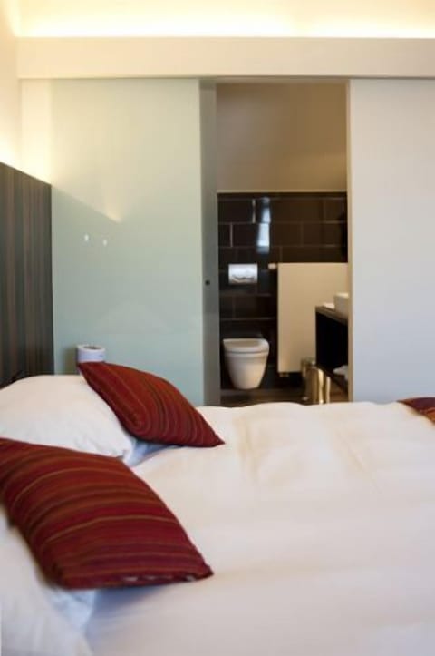 Desk, soundproofing, iron/ironing board, cribs/infant beds