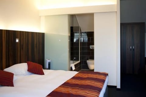 Desk, soundproofing, iron/ironing board, cribs/infant beds