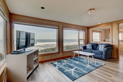 Romance Jacuzzi Oceanview Cottage w/Kitchen | Pillowtop beds, free WiFi, bed sheets
