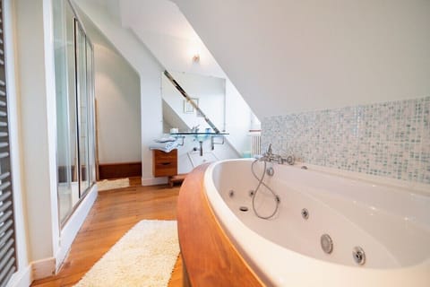 Superior Double Room, 1 Queen Bed, Park View | Bathroom | Shower, free toiletries, hair dryer, towels