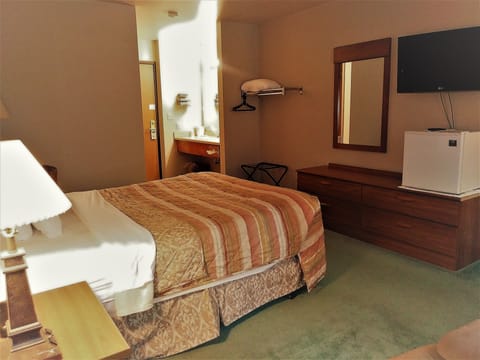 Traditional Room, 1 Queen Bed | Soundproofing, free WiFi, bed sheets