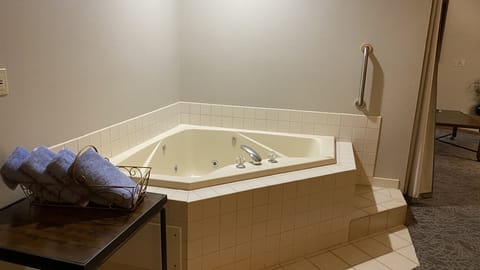 Suite, 1 Queen Bed with Sofa bed, Jetted Tub | Jetted tub