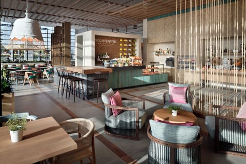 Breakfast, lunch, dinner served; international cuisine 