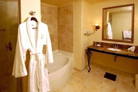 Deluxe Room, 1 Queen Bed | Premium bedding, in-room safe, desk, blackout drapes