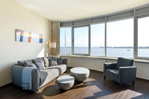 Hypo-allergenic bedding, in-room safe, desk, blackout drapes