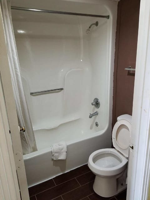 Combined shower/tub, towels