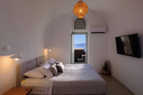 Suite, Hot Tub, Sea View (King, Outdoor Hot Tub) | In-room safe, soundproofing, iron/ironing board, free WiFi