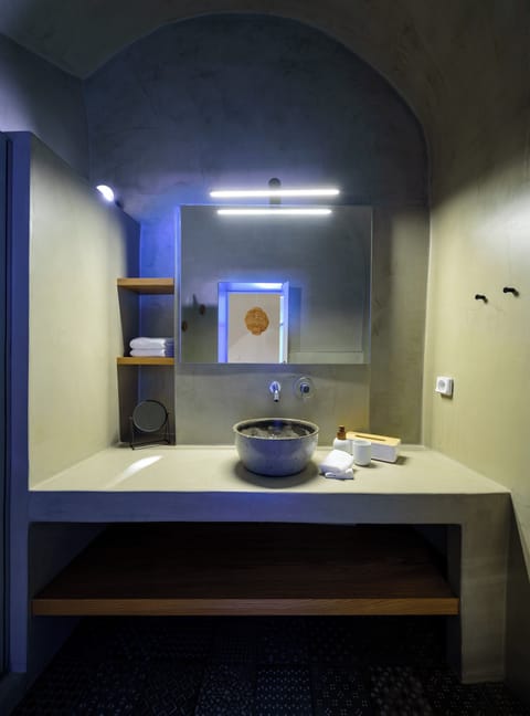 Suite, Hot Tub, Sea View (King, Outdoor Hot Tub) | Bathroom | Shower, rainfall showerhead, free toiletries, hair dryer