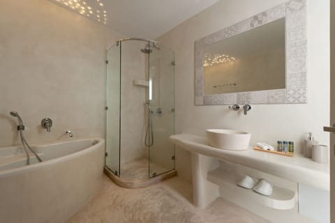 Shower, rainfall showerhead, free toiletries, hair dryer