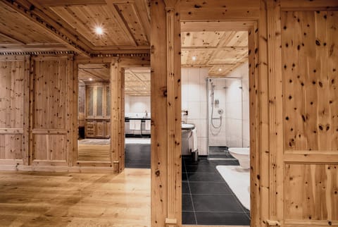 Zirbensuite de Luxe | Bathroom | Designer toiletries, hair dryer, bathrobes, slippers